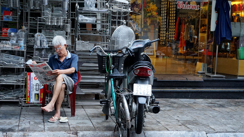 Người[-]đọc[-]tin[-]tức[-]báo[-]in[-]đang[-]dần[-]mai[-]một[-]ở[-]Thủ[-]đô